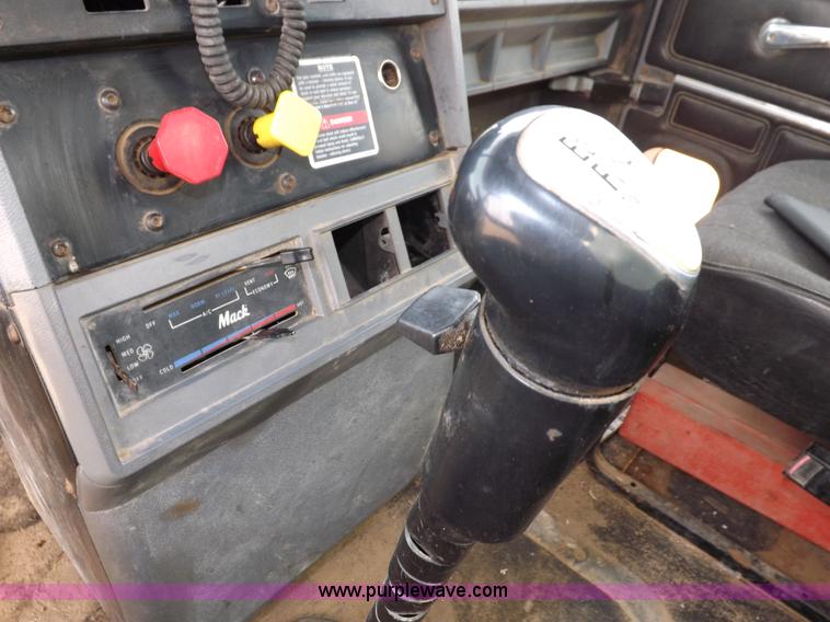 image for item F6409 1999 Mack CH613 vacuum truck