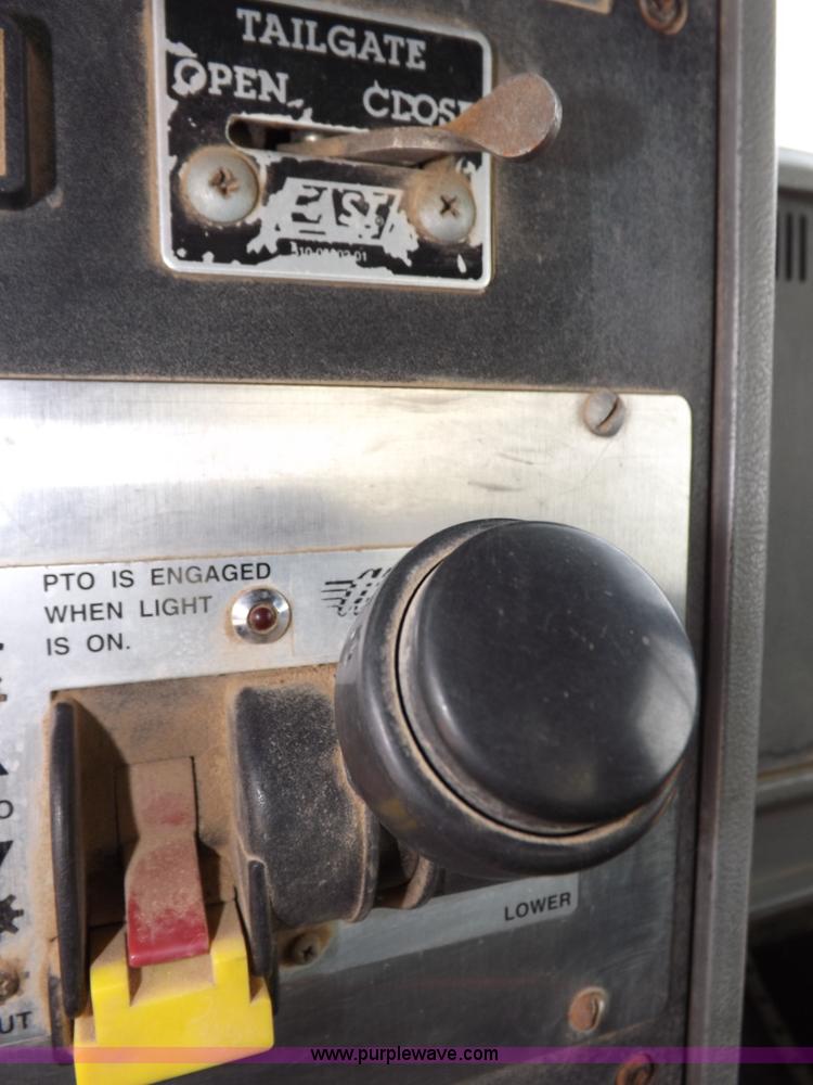 image for item F6409 1999 Mack CH613 vacuum truck