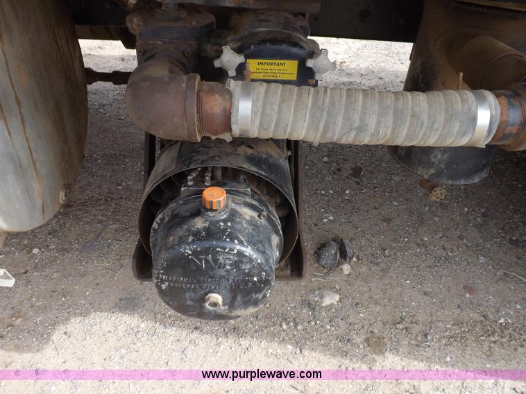 image for item F6409 1999 Mack CH613 vacuum truck