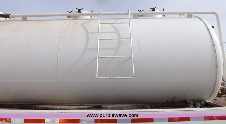 image for item F6409 1999 Mack CH613 vacuum truck