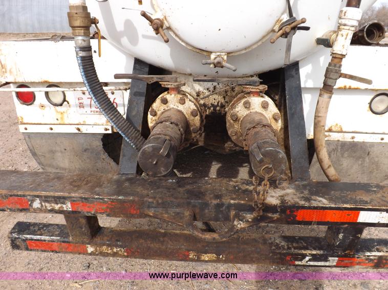 image for item F6409 1999 Mack CH613 vacuum truck