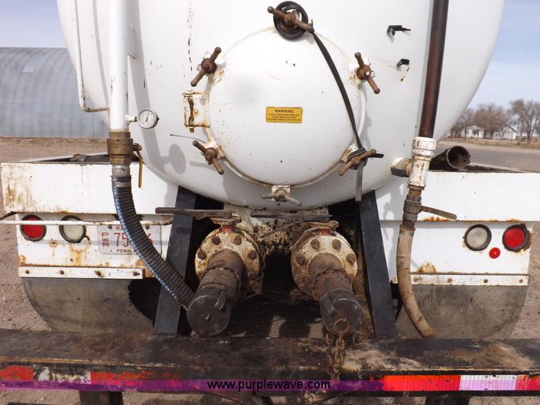 image for item F6409 1999 Mack CH613 vacuum truck