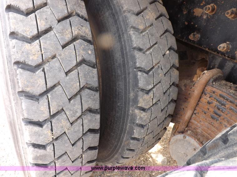 image for item F6409 1999 Mack CH613 vacuum truck