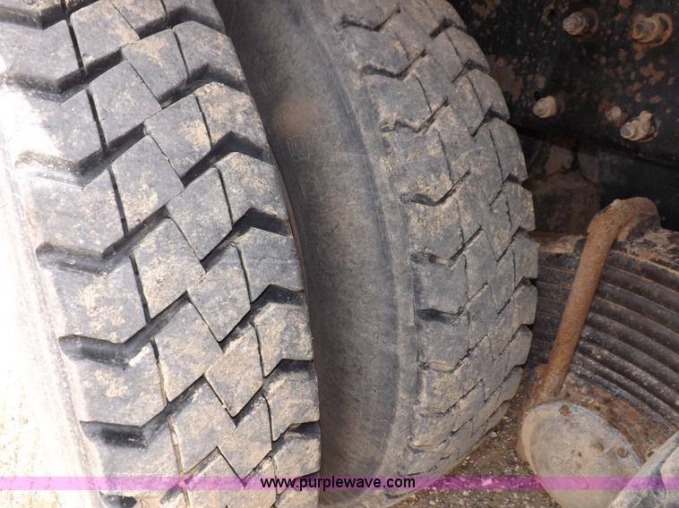 image for item F6409 1999 Mack CH613 vacuum truck