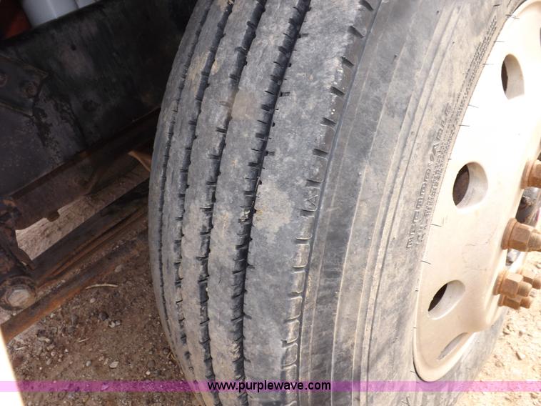 image for item F6409 1999 Mack CH613 vacuum truck