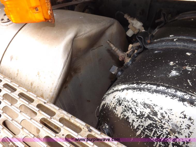 image for item F6409 1999 Mack CH613 vacuum truck