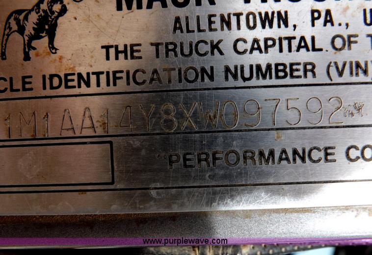 image for item F6409 1999 Mack CH613 vacuum truck