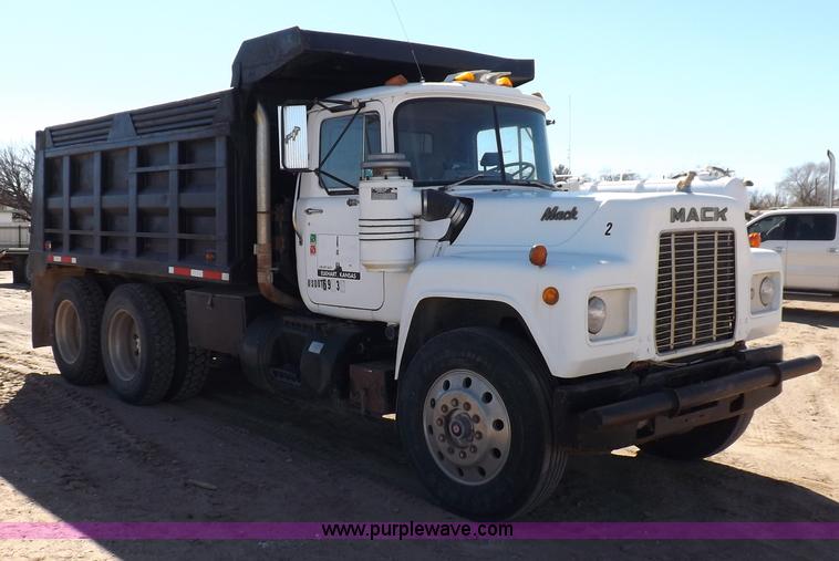 image for item F6410 1987 Mack R686ST dump truck