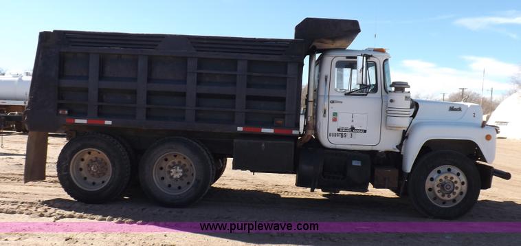 image for item F6410 1987 Mack R686ST dump truck