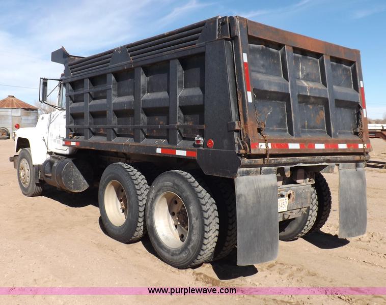 image for item F6410 1987 Mack R686ST dump truck