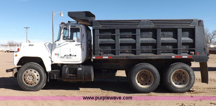 image for item F6410 1987 Mack R686ST dump truck