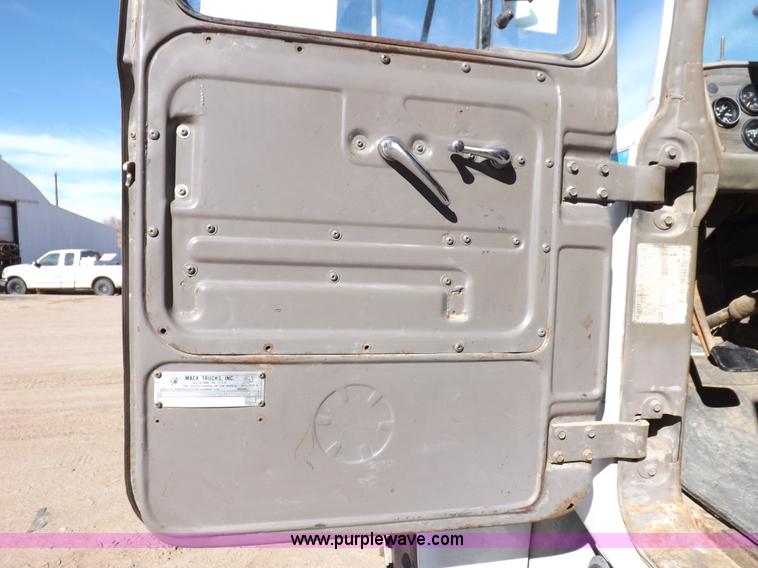 image for item F6410 1987 Mack R686ST dump truck