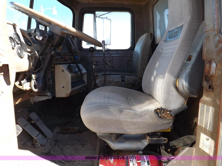 image for item F6410 1987 Mack R686ST dump truck