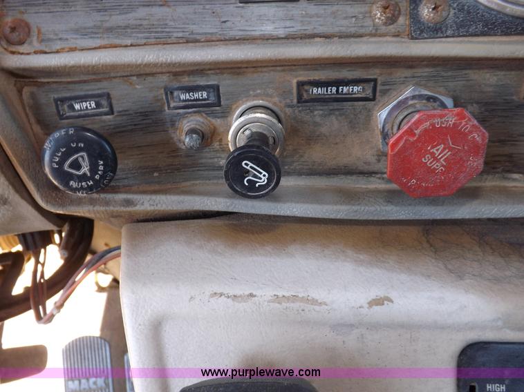 image for item F6410 1987 Mack R686ST dump truck