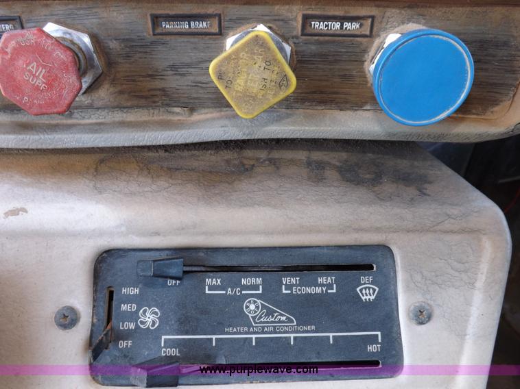 image for item F6410 1987 Mack R686ST dump truck