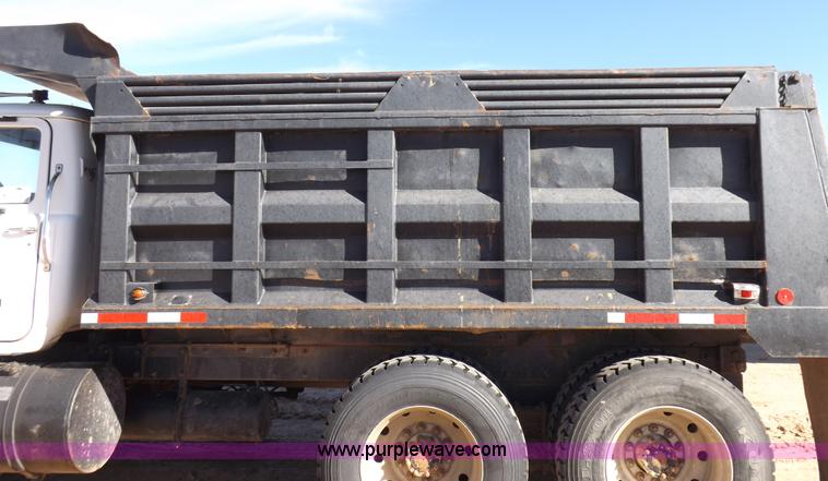 image for item F6410 1987 Mack R686ST dump truck