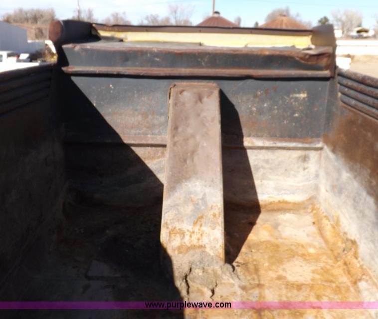 image for item F6410 1987 Mack R686ST dump truck