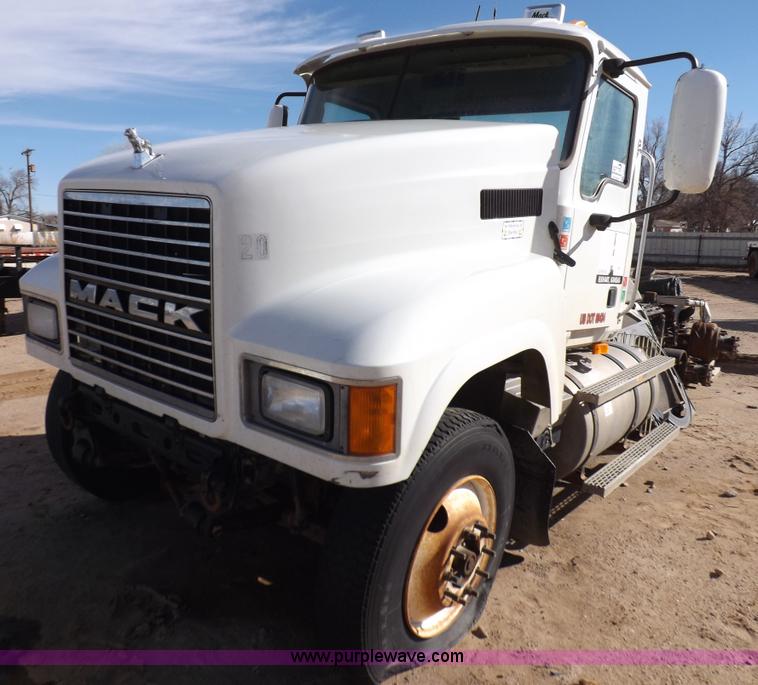image for item F6411 2006 Mack CHN613 semi truck