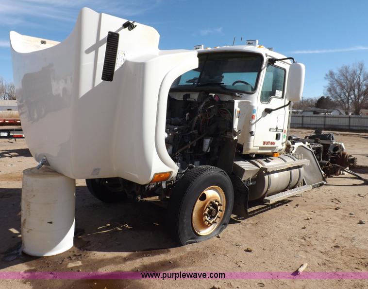 image for item F6411 2006 Mack CHN613 semi truck