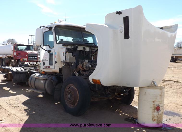 image for item F6411 2006 Mack CHN613 semi truck