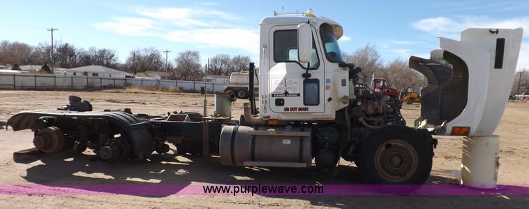 image for item F6411 2006 Mack CHN613 semi truck