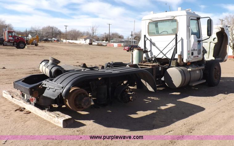 image for item F6411 2006 Mack CHN613 semi truck