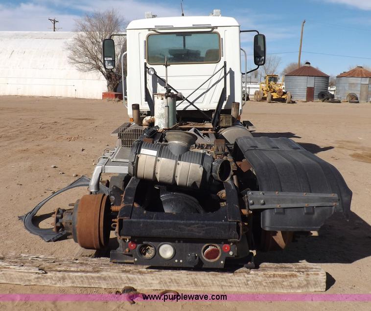 image for item F6411 2006 Mack CHN613 semi truck