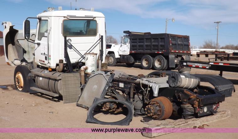 image for item F6411 2006 Mack CHN613 semi truck