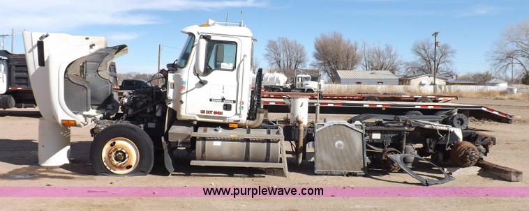 image for item F6411 2006 Mack CHN613 semi truck