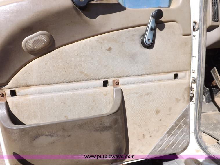 image for item F6411 2006 Mack CHN613 semi truck