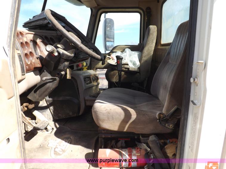 image for item F6411 2006 Mack CHN613 semi truck