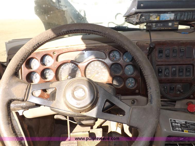 image for item F6411 2006 Mack CHN613 semi truck