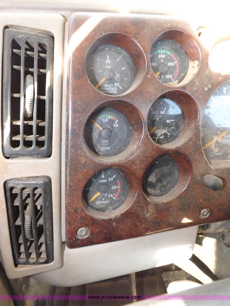 image for item F6411 2006 Mack CHN613 semi truck