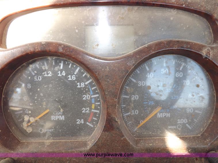 image for item F6411 2006 Mack CHN613 semi truck