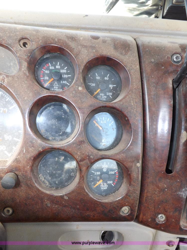 image for item F6411 2006 Mack CHN613 semi truck