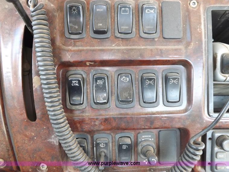 image for item F6411 2006 Mack CHN613 semi truck