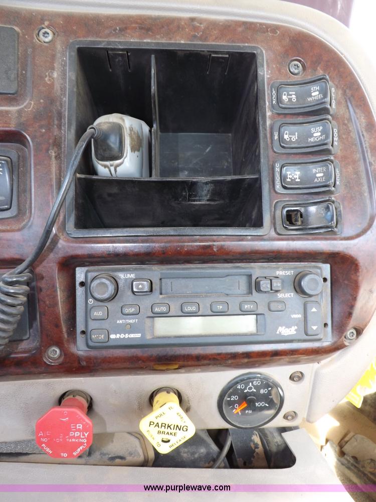 image for item F6411 2006 Mack CHN613 semi truck