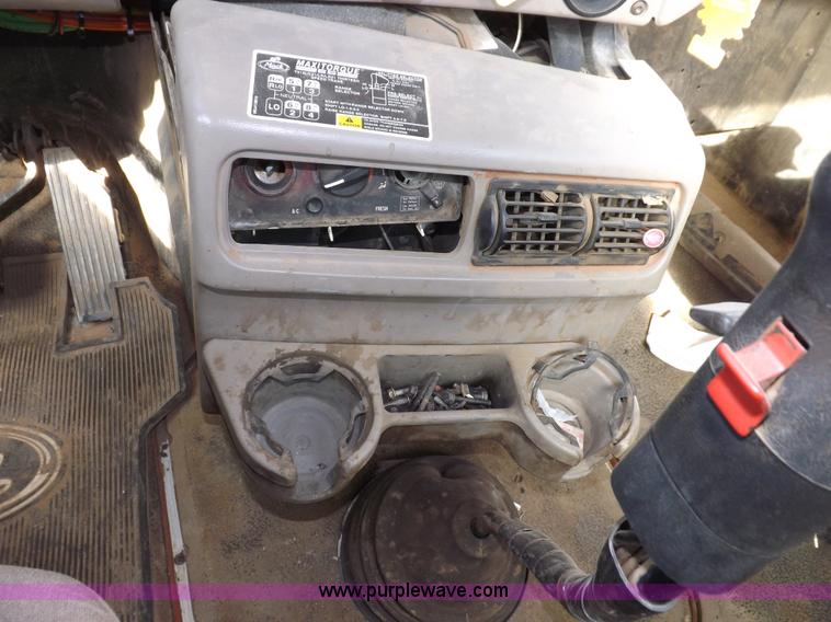 image for item F6411 2006 Mack CHN613 semi truck