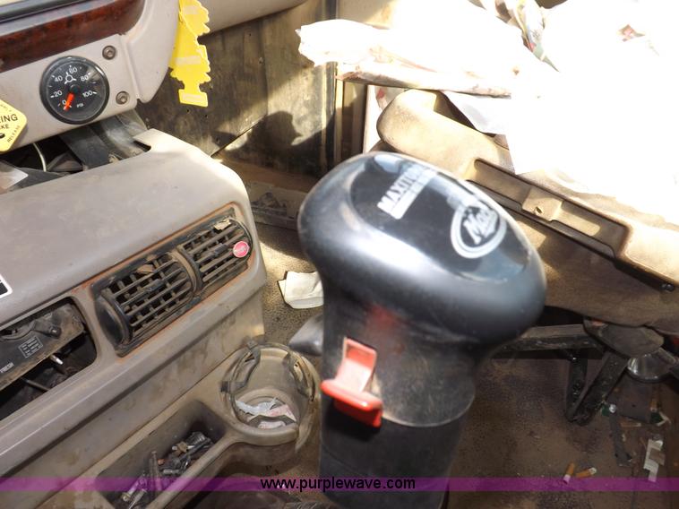 image for item F6411 2006 Mack CHN613 semi truck