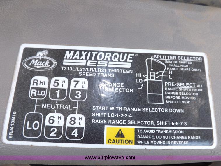 image for item F6411 2006 Mack CHN613 semi truck