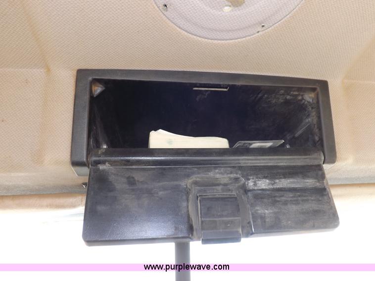 image for item F6411 2006 Mack CHN613 semi truck