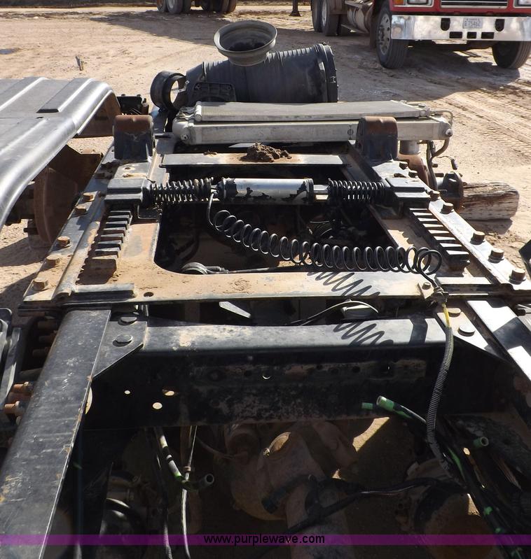 image for item F6411 2006 Mack CHN613 semi truck