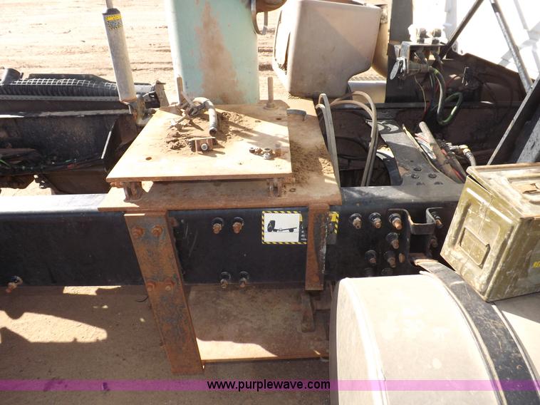 image for item F6411 2006 Mack CHN613 semi truck