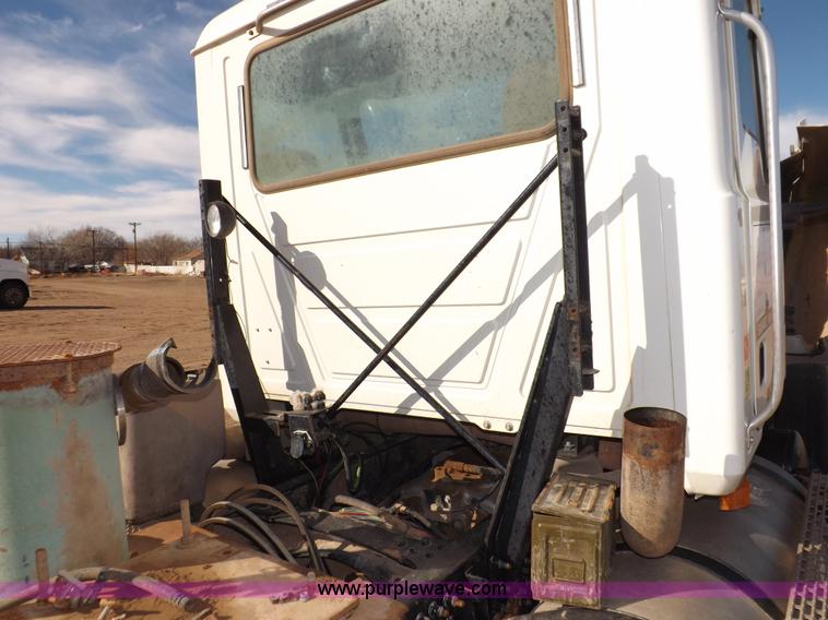 image for item F6411 2006 Mack CHN613 semi truck