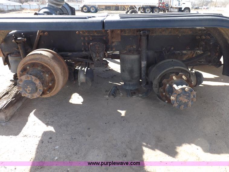 image for item F6411 2006 Mack CHN613 semi truck