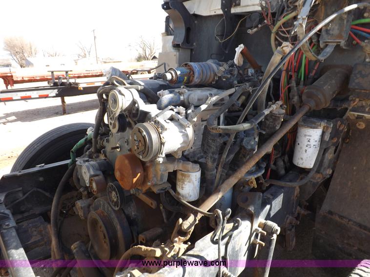 image for item F6411 2006 Mack CHN613 semi truck