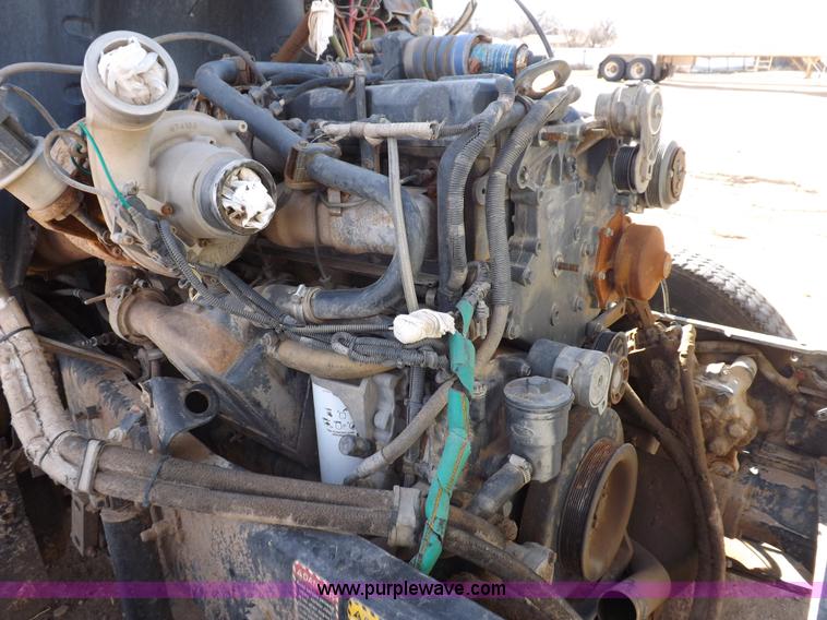 image for item F6411 2006 Mack CHN613 semi truck