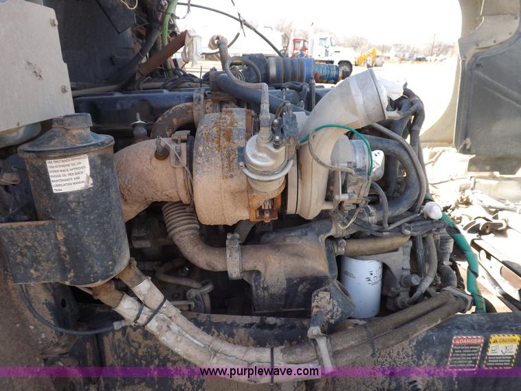 image for item F6411 2006 Mack CHN613 semi truck