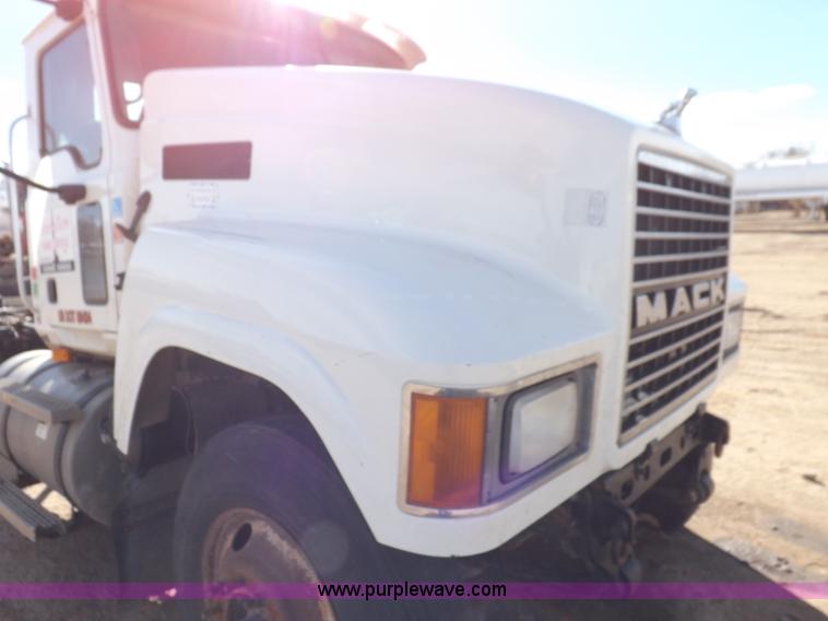 image for item F6411 2006 Mack CHN613 semi truck