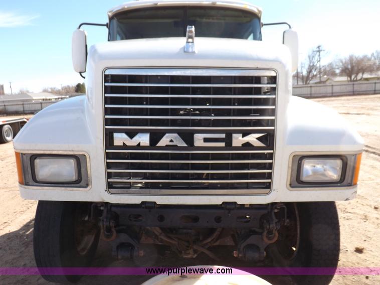 image for item F6411 2006 Mack CHN613 semi truck